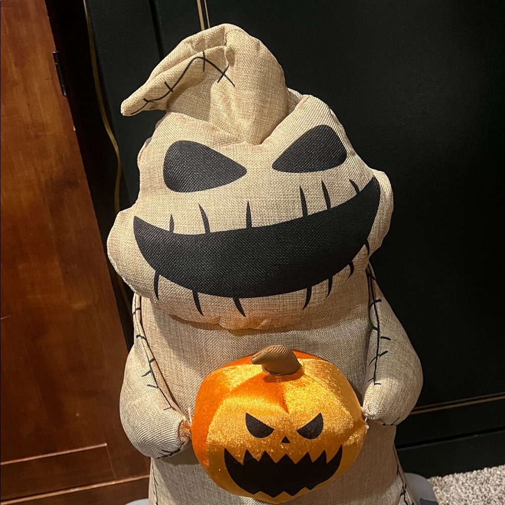 Oogie Boogie sitter